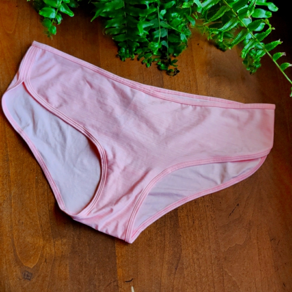 Victoria's Secret Medium boyshort panty in heather pink.